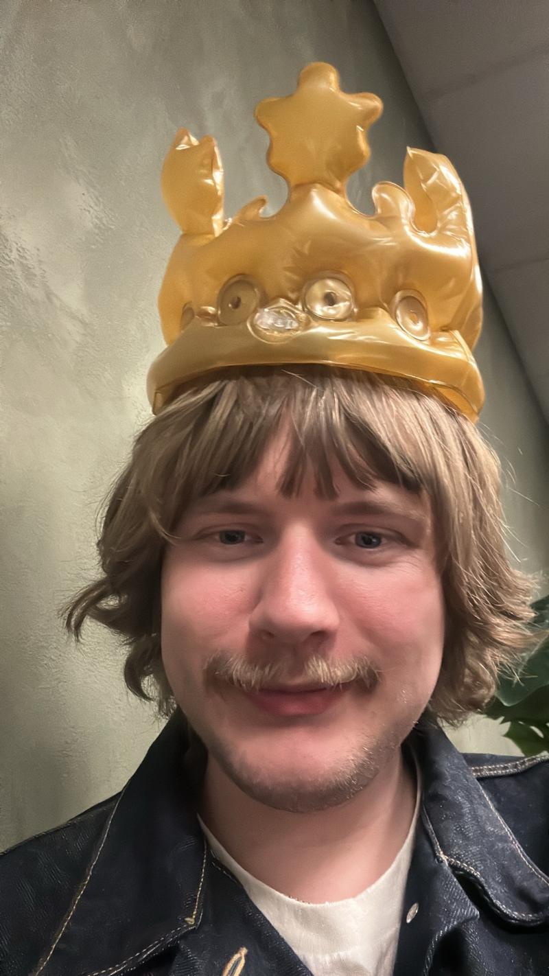 Bilde av Jakob med ei slags krone p&aring; hodet
